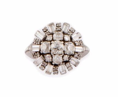 BAGUE en or gris, de forme bombée retenant...