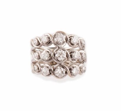 BAGUE JONC BANDEAU en or gris sertie d’une...