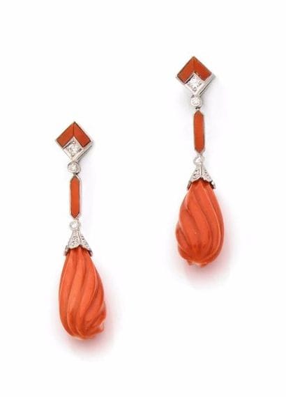PAIRE DE BOUCLES D’OREILLES en or gris, retenant...