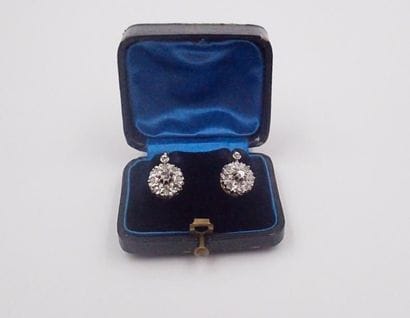 PAIRE DE BOUCLES D'OREILLES en or jaune et...