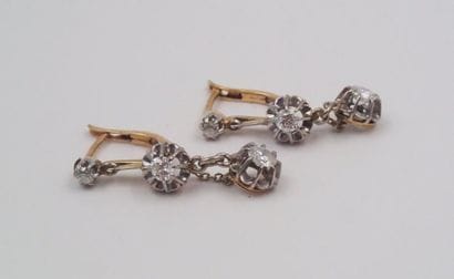 PAIRE DE PENDANTS D'OREILLES en or gris et...