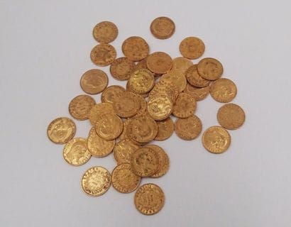 55 pièces de 20 Francs français en or jaune...