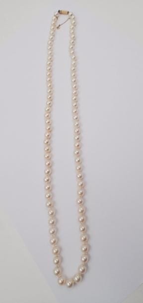 COLLIER retenant une succession de 82 perles...