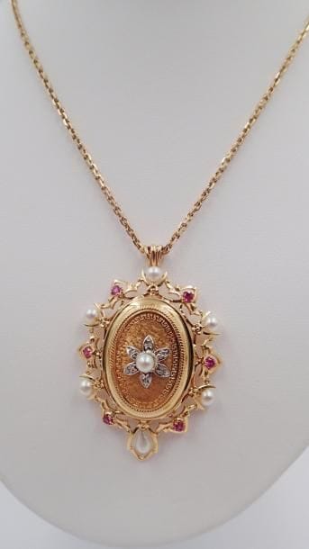 PENDENTIF et sa CHAINE en or jaune à maille...