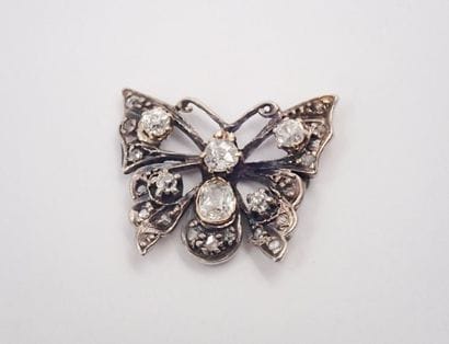 PENDENTIF or gris orné de diamants de taille...