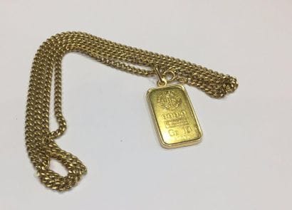PENDENTIF et sa chaine en or jaune à maille...