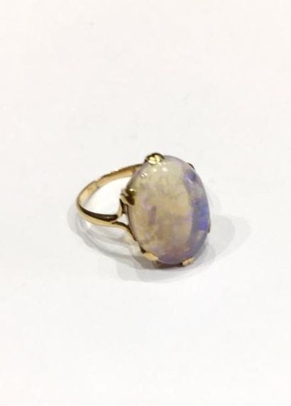BAGUE en or jaune retenant une opale d'environ...