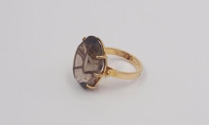 BAGUE en or jaune ornée d'un quartz fumé...