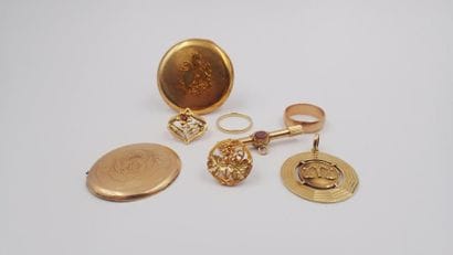 LOT D'OR JAUNE ( Débris, broches, fermoirs,...