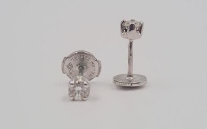 PAIRE DE PUCES D'OREILLES en or gris retenant...