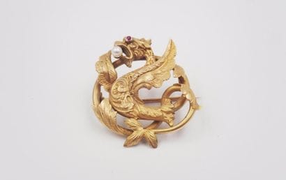 BROCHE en or jaune, stylisant une chimère...