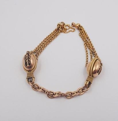 BRACELET en or jaune retenant une succession...