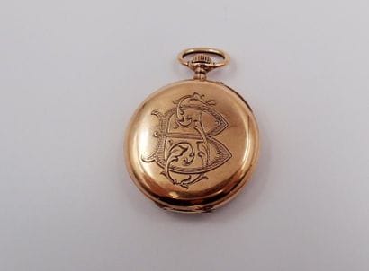 MONTRE DE COL en or jaune, boitier rond ciselé,...