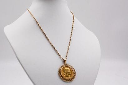 PENDENTIF et sa chaine en or jaune retenant...
