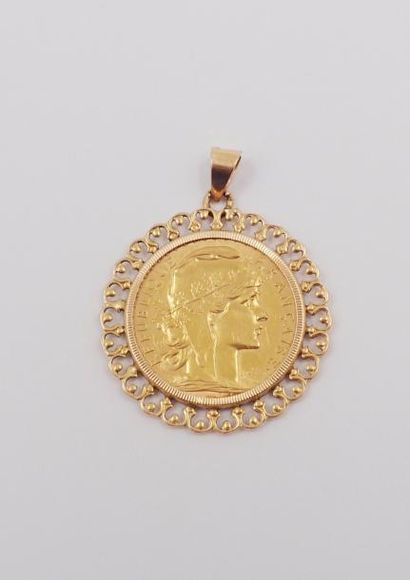 PENDENTIF et sa chaine en or jaune retenant...