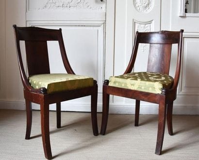 Suite de QUATRE CHAISES à dossier gondole...