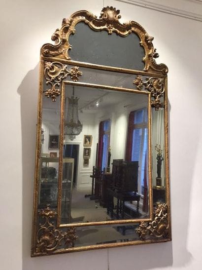 MIROIR A PARECLOSES en bois doré, mouluré...