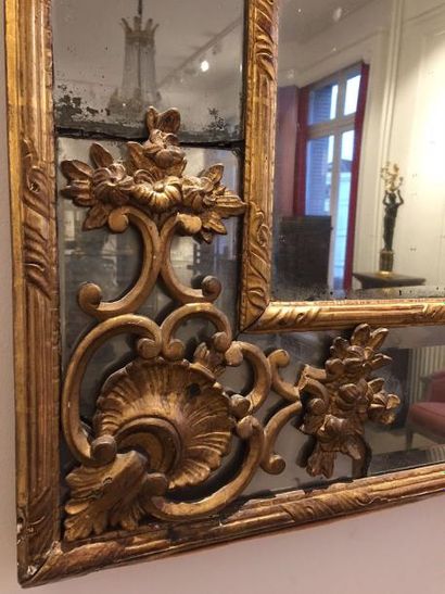 MIROIR A PARECLOSES en bois doré, mouluré...