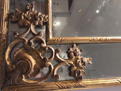 MIROIR A PARECLOSES en bois doré, mouluré...