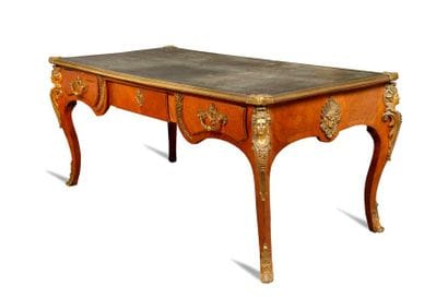 BUREAU PLAT en bois de placage et marqueterie...