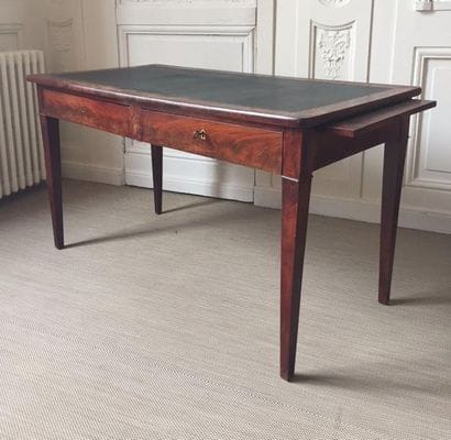 BUREAU PLAT à tirettes ouvrant par deux tiroirs...