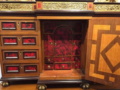 Grand CABINET en bois marqueté et peint,...