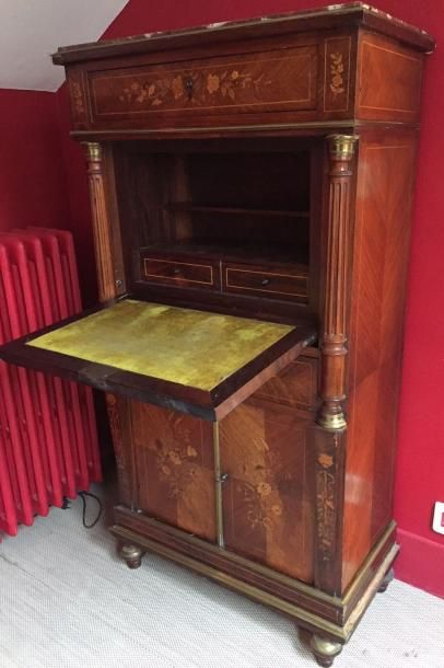 SECRETAIRE en bois de placage et marqueterie...