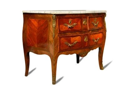 COMMODE de forme sauteuse en placage de palissandre...