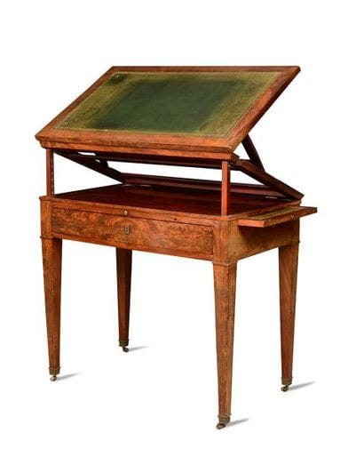 TABLE A LA TRONCHIN en placage d'acajou ouvrant...