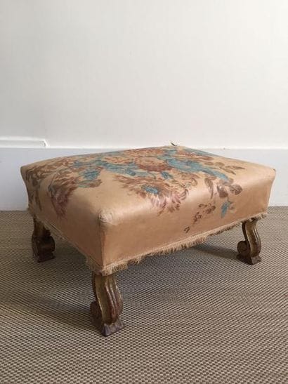 TABOURET DE PIED de forme rectangulaire reposant...