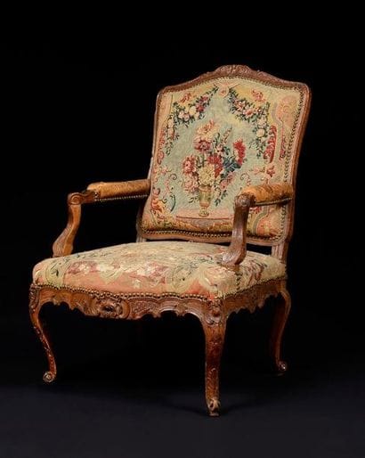 FAUTEUIL A LA REINE en noyer sculpté à décor...