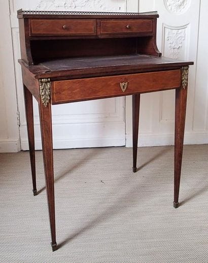 BUREAU A GRADINS en bois de placage et marqueterie...