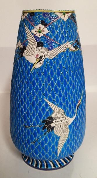 JAPON Vase en céramique émaillée bleu à décor...