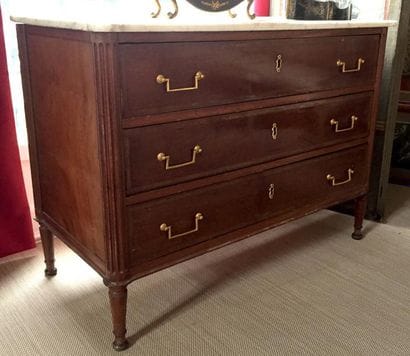COMMODE en placage d'acajou ouvrant par trois...