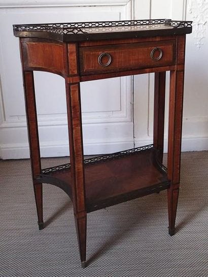 Petite CONSOLE à côtés incurvés en placage...