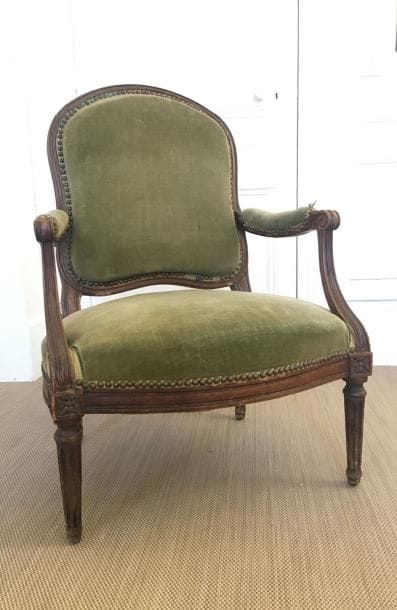 FAUTEUIL à dossier anse de panier en bois...