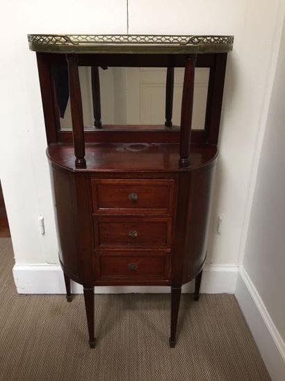 CONSOLE de forme demi-lune en placage d'acajou...
