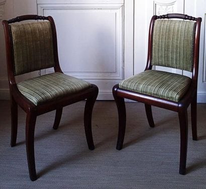 Suite de QUATRE CHAISES en placage d'acajou...
