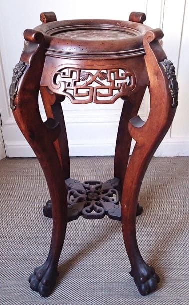 CHINE Selette en bois dur reposant sur un...