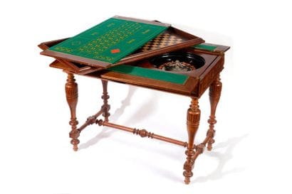 TABLE A JEUX rectangulaire en noyer, le plateau...