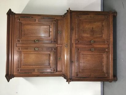 ARMOIRE A DEUX CORPS en noyer au corps supérieur...