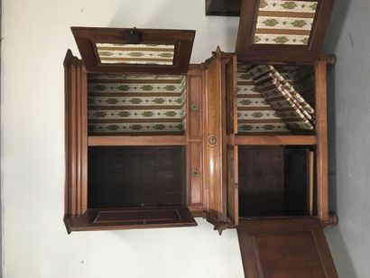ARMOIRE A DEUX CORPS en noyer au corps supérieur...