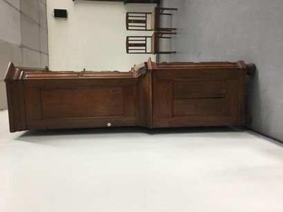 ARMOIRE A DEUX CORPS en noyer au corps supérieur...
