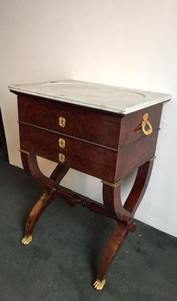 TRAVAILLEUSE formant table de toilette en...