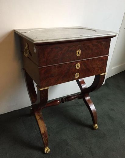 TRAVAILLEUSE formant table de toilette en...