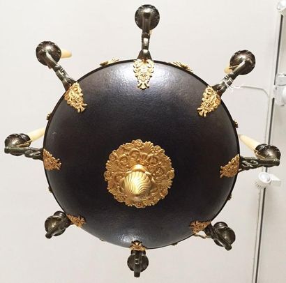 LUSTRE A L'ANTIQUE en bronze doré et tole...