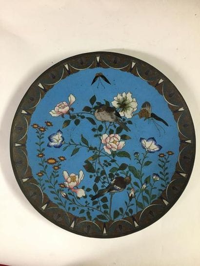 CHINE Trois plats en émaux cloisonnés à fond...