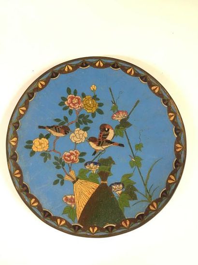 CHINE Trois plats en émaux cloisonnés à fond...