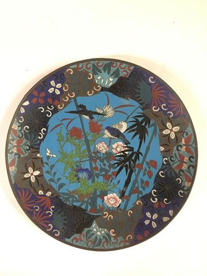 CHINE Trois plats en émaux cloisonnés à fond...