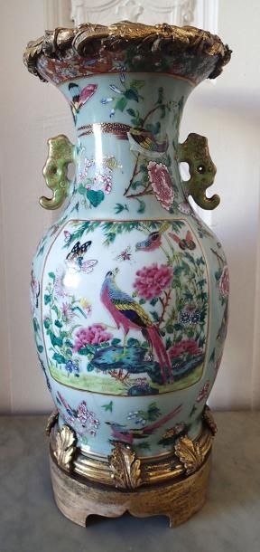 CHINE Vase balustre en porcelaine de Canton...